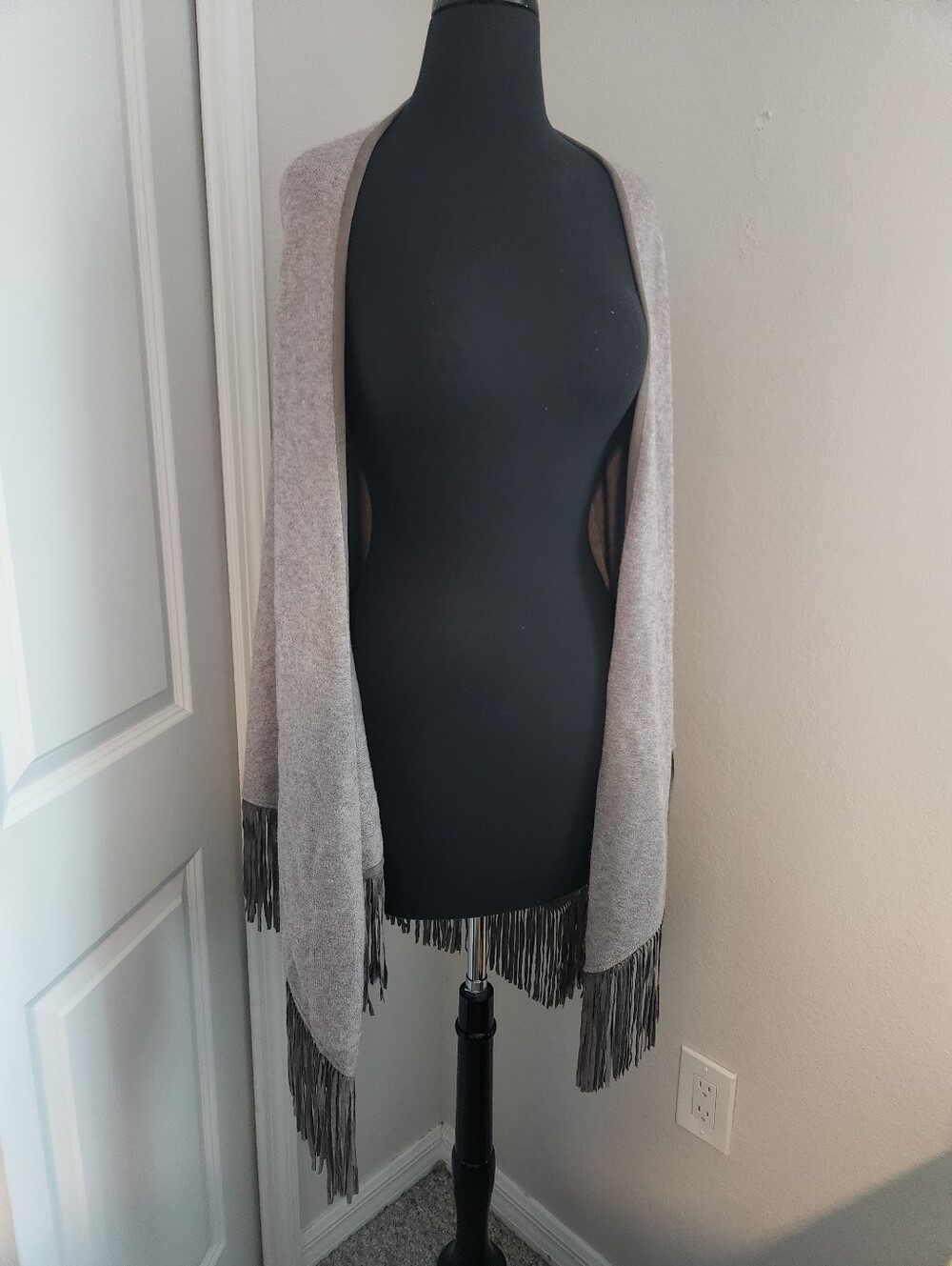 La Fiorentina Light Gray Knit Fringe Wrap